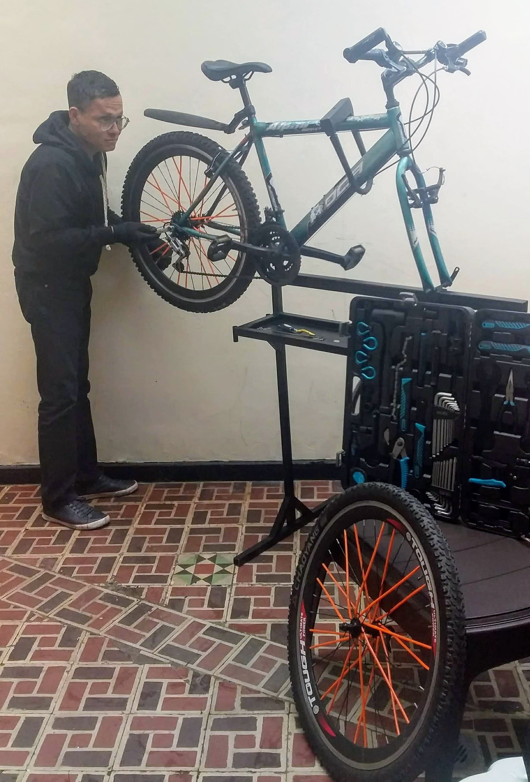 Luis trabajando